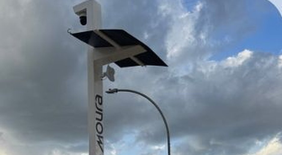 Unidade K1 + Móvel com painel solar e câmera, instalada em canteiro de obra